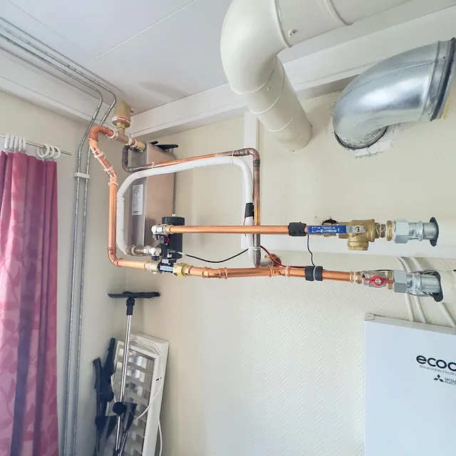 Innvendig varmepumpeinstallasjon med rør og koblinger