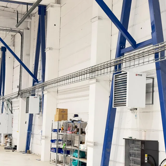 Industriell varmepumpe montert inne i stor hall med tekniske installasjoner