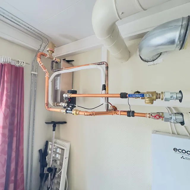 Innvendig varmepumpeinstallasjon med rør og koblinger