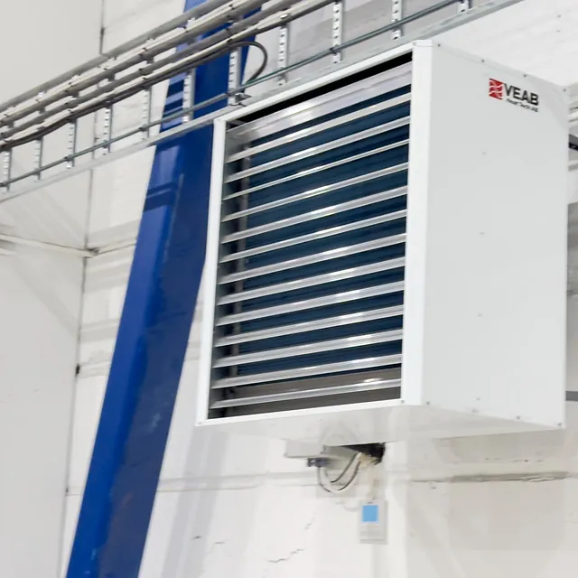 Ventilasjonsenhet montert i industrihall med stålkonstruksjon